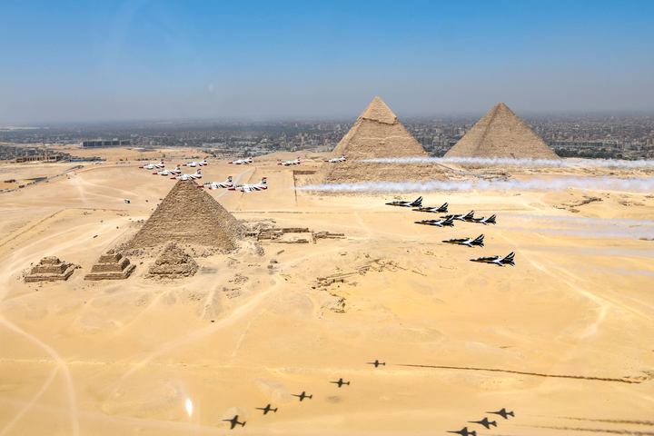 [서울=뉴시스] 대한민국 공군 특수비행팀 블랙이글스가 3일(현지시간) 이집트 카이로에서 열린 '피라미드 에어쇼 2022'에 참가해 이집트 공군 특수비행팀 실버스타즈와 우정비행을 하고 있다. (사진=공군 제공) 2022.08.04. photo@newsis.com *재판매 및 DB 금지