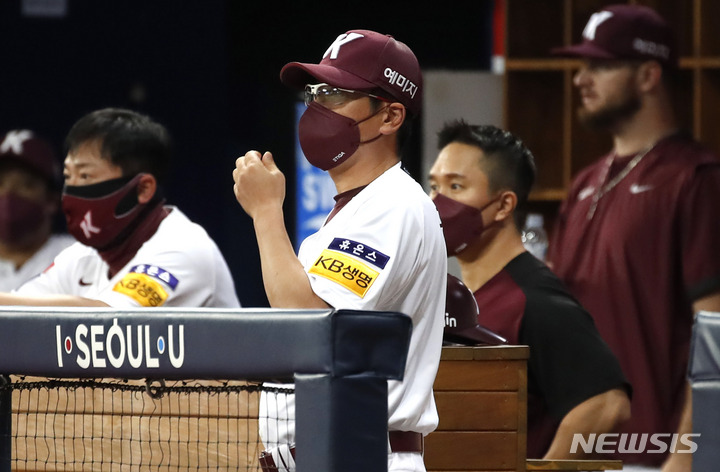 [서울=뉴시스] 정병혁 기자 = 4일 서울 구로구 고척스카이돔에서 열린 2022 KBO 리그 키움 히어로즈 대 SSG 랜더스의 경기, 키움 홍원기 감독이 경기를 지켜보고 있다. 2022.08.04. jhope@newsis.com