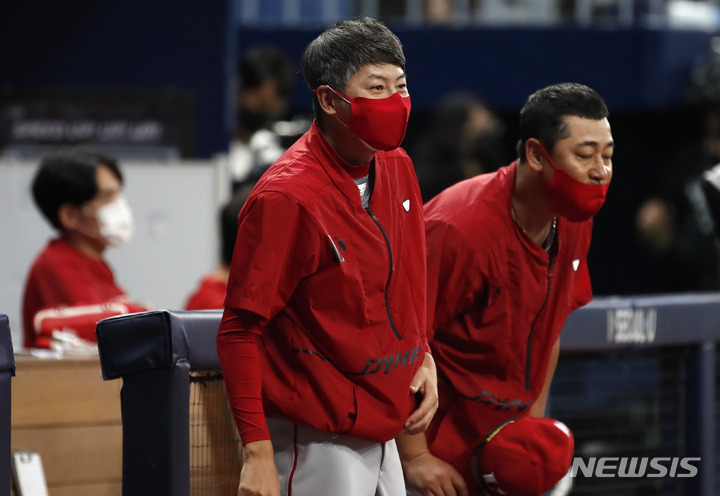 [서울=뉴시스] 정병혁 기자 = 4일 서울 구로구 고척스카이돔에서 열린 2022 KBO 리그 키움 히어로즈 대 SSG 랜더스의 경기, SSG 김원형 감독이 인사를 하고 있다. 2022.08.04. jhope@newsis.com