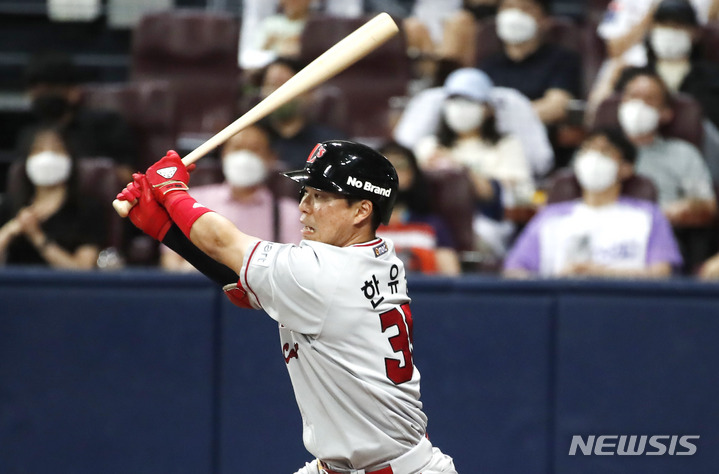 [서울=뉴시스] 정병혁 기자 = 4일 서울 구로구 고척스카이돔에서 열린 2022 KBO 리그 키움 히어로즈 대 SSG 랜더스의 경기, 10회초 무사 주자 1루 상황, SSG 한유섬이 안타를 치고 있다. 2022.08.04. jhope@newsis.com