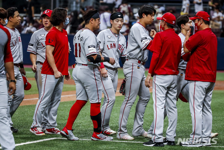 [서울=뉴시스] 정병혁 기자 = 4일 서울 구로구 고척스카이돔에서 열린 2022 KBO 리그 키움 히어로즈 대 SSG 랜더스의 경기, 6대5로 승리한 SSG 선수들이 기뻐하고 있다. 2022.08.04. jhope@newsis.com