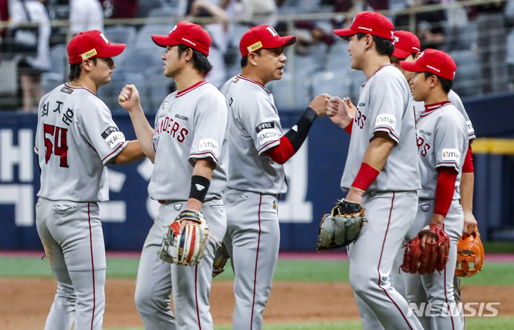 [서울=뉴시스] 정병혁 기자 = 4일 서울 구로구 고척스카이돔에서 열린 2022 KBO 리그 키움 히어로즈 대 SSG 랜더스의 경기, 6대5로 승리한 SSG 선수들이 기뻐하고 있다. 2022.08.04. jhope@newsis.com