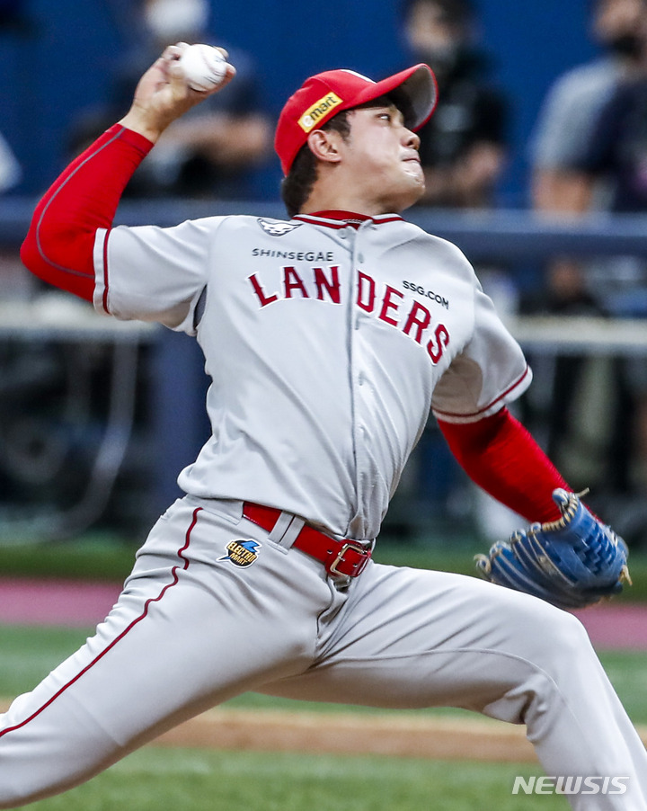 [서울=뉴시스] 정병혁 기자 = 4일 서울 구로구 고척스카이돔에서 열린 2022 KBO 리그 키움 히어로즈 대 SSG 랜더스의 경기, SSG 서진용이 역투하고 있다. 2022.08.04. jhope@newsis.com