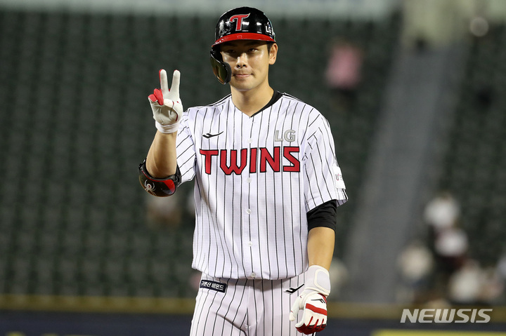 [서울=뉴시스] 백동현 기자 = 5일 오후 서울 송파구 잠실야구장에서 열린 2022 KBO 리그 키움 히어로즈 대 LG 트윈스의 경기, 9회말 무사 상황에서 LG 홍창기가 1루타를 치고 기뻐하고 있다. 2022.08.05. livertrent@newsis.com