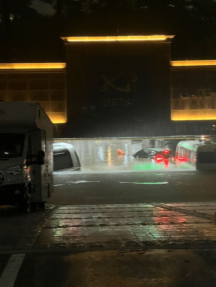 서초구 반포동 '반포 자이' 일부 게이트 안쪽에 세워진 차들이 빗물에 침수돼 있다.(사진 출처=온라인 커뮤니티) *재판매 및 DB 금지