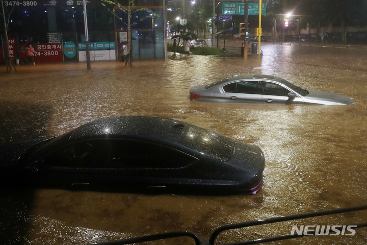 [서울=뉴시스] 조성우 기자 = 서울과 경기북부 등 수도권에 폭우가 내린 8일 오후 서울 강남역 일대 도로가 침수돼 있다. 2022.08.08. xconfind@newsis.com