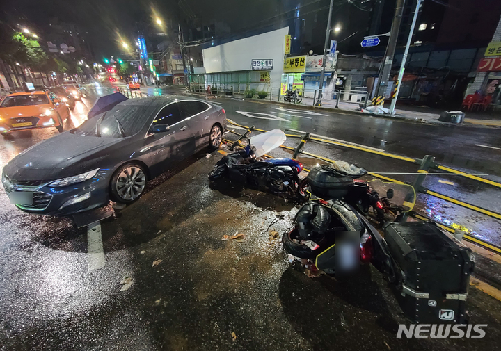 [서울=뉴시스] 고승민 기자 = 서울과 경기북부 등 수도권에 폭우가 내린 9일 새벽 서울 신대방삼거리역 인근 도로에 폭우 때 난 교통사고로 차량과 오토바이가 방치돼 있다. 2022.08.09. kkssmm99@newsis.com