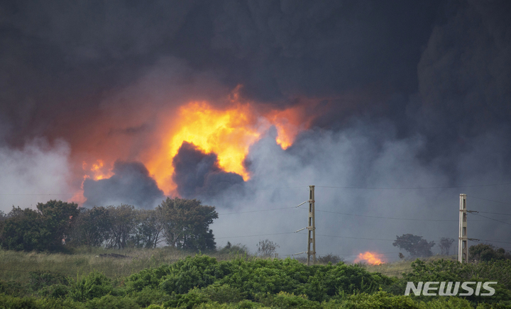 [마탄사스=AP/뉴시스] 8일(현지시간) 쿠바 마탄사스 석유 저장 단지에서 소방관들이 화재를 진압하는 동안 불길과 연기가 치솟고 있다. 지난 5일 석유저장시설에 벼락이 떨어져 발생한 폭발과 화재로 총 8개의 탱크 중 3개의 탱크가 붕괴한 것으로 알려졌다. 전기, 가스 등의 부족난을 겪고 있는 쿠바는 이번 사고로 국민 고충이 가중될 것으로 보인다. 2022.08.09.