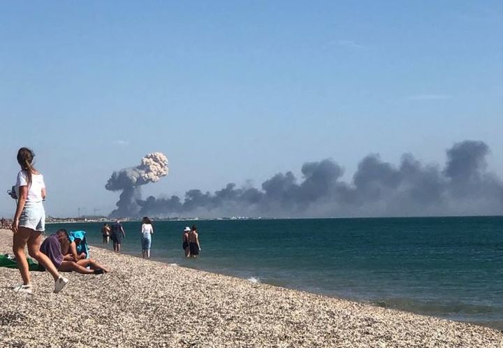 크림반도의 러시아 공군기지에서 연쇄폭발이 발생하면서 우크라이나 전쟁에 새 국면이 벌어지고 있다. 출처: 트위터 *재판매 및 DB 금지