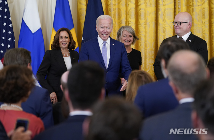 [워싱턴=AP/뉴시스] 조 바이든 미국 대통령이 9일(현지시간) 백악관 이스트룸에서 핀란드·스웨덴의 북대서양조약기구(NATO·나토) 가입 비준안에 서명한 뒤 발언하고 있다. 2022.08.10.