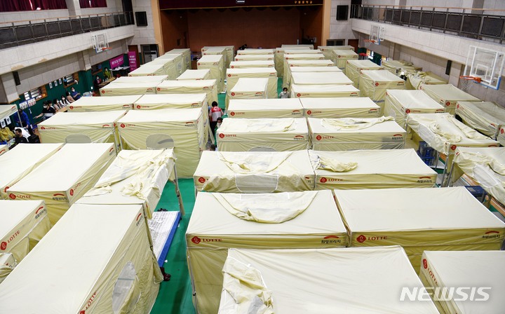 [서울=뉴시스] 고범준 기자 = 지난 10일 서울 강남구 구룡중학교 체육관에 수해 지역 이재민을 위한 텐트가 설치되어 있다. (공동취재사진) 2022.08.10. photo@newsis.com