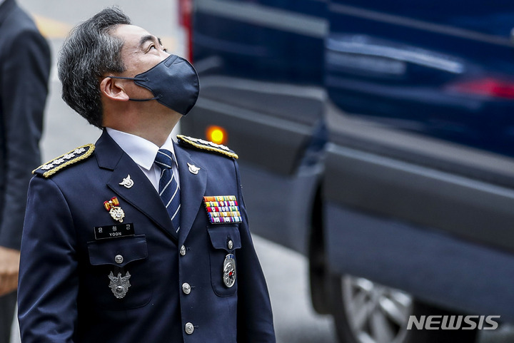 [서울=뉴시스] 정병혁 기자 = 윤희근 신임 경찰청장이 10일 오후 서울 강남구 서울강남경찰서에 도착하고 있다. 2022.08.10. jhope@newsis.com