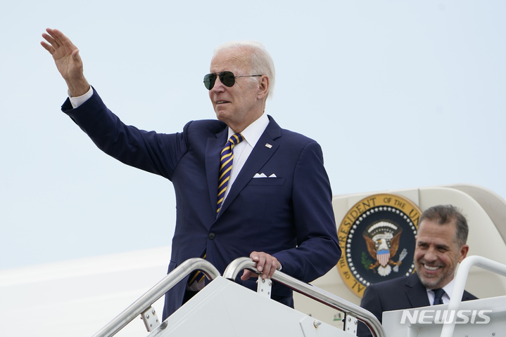 [앤드루스 공군기지=AP/뉴시스] 조 바이든 미국 대통령이 10일(현지시간) 메릴랜드주 앤드루스 공군기지에서 전용기에 탑승해 손을 흔들고 있다. 2022.08.11.
