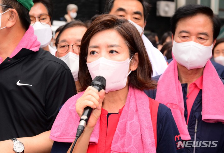 [서울=뉴시스] 국회사진기자단 = 국민의힘 나경원 전 의원이 11일 오전 서울 동작구 사당2동 주민센터앞에서 수해 복구 자원봉사를 하며 폭우 피해 관련 발언을 하고 있다. 2022.08.11. photo@newsis.com