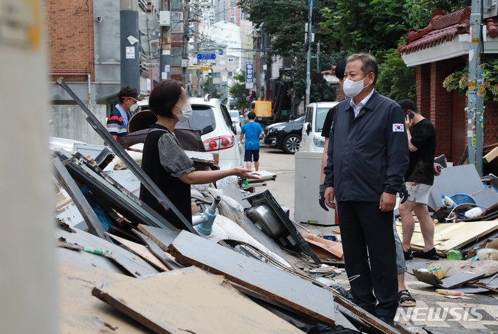 [서울=뉴시스] 권창회 기자 = 이상민 행정안전부 장관이 지난 11일 오후 집중호우로 피해를 입은 서울 관악구 관악신사시장을 방문해 이재민들을 위로하고 있다. (사진=행정안전부 제공) 2022.08.15. photo@newsis.com *재판매 및 DB 금지