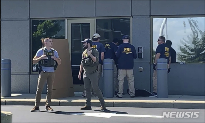 [신시내티=AP/뉴시스]11일(현지시간) 오하이오 신시내티 연방수사국(FBI) 사무실 앞에 요원들이 모여 있다. 2022.08.11.