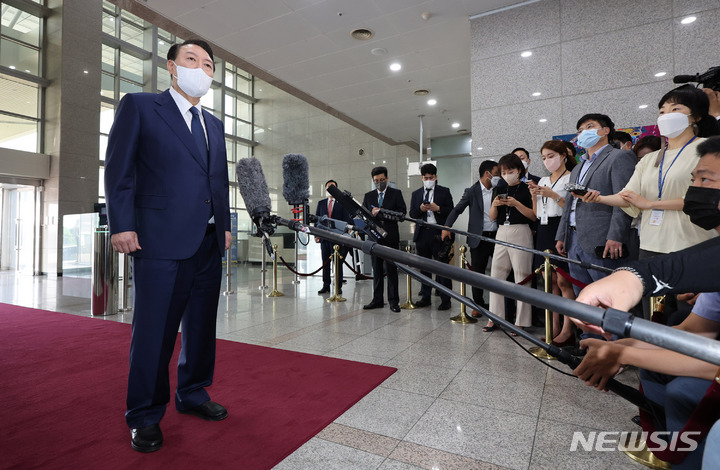 [서울=뉴시스] 전신 기자 = 윤석열 대통령이 12일 서울 용산 대통령실 청사로 출근하며 취재진 질문에 답변하고 있다. (대통령실통신사진기자단) 2022.08.12. photo1006@newsis.com