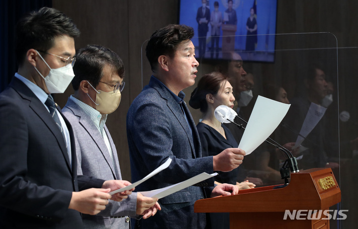 [서울=뉴시스] 고범준 기자 = 법제사법위원회 야당 간사인 기동민 더불어민주당 의원이 12일 오전 서울 여의도 국회 소통관에서 법무부의 시행령 개정과 관련 긴급 기자회견을 하고 있다. 검찰의 직접수사권을 대폭 제한하는 이른바 '검수완박(검찰 수사권 완전 박탈)' 시행을 한 달 앞두고 법무부는 시행령 개정을 통해 검찰의 수사권을 일부 복원하기로 했다. 2022.08.12. bjko@newsis.com