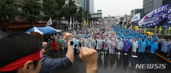 [서울=뉴시스] 조수정 기자 = 13일 오후 서울 중구 숭례문 앞에서 열린 8·15 전국노동자대회 및 자주평화통일대회에서 참가자들이 구호를 외치고 있다. 2022.08.13. chocrystal@newsis.com