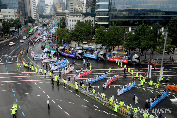 [서울=뉴시스] 조수정 기자 = 13일 오후 서울 중구 숭례문 앞에서 열린 8·15 전국노동자대회 및 자주평화통일대회 참가자들이 세종대로에서 출발, 용산 대통령실을 향해 행진하고 있다. 2022.08.13. chocrystal@newsis.com