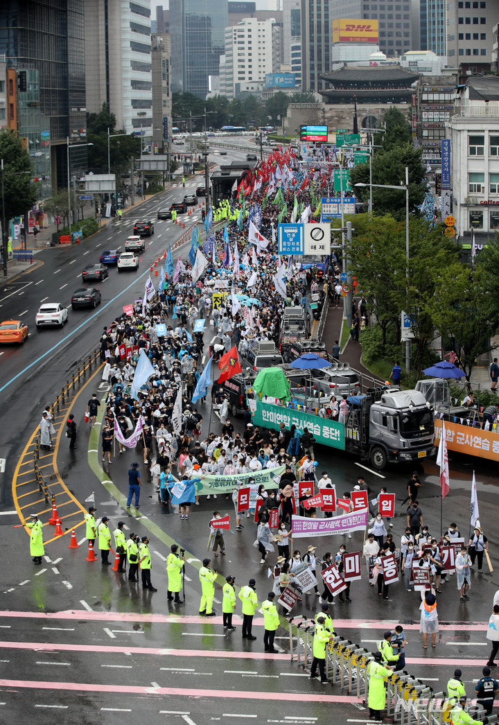 [서울=뉴시스] 조수정 기자 = 13일 오후 서울 중구 숭례문 앞에서 열린 8·15 전국노동자대회 및 자주평화통일대회 참가자들이 세종대로에서 출발, 용산 대통령실을 향해 행진하고 있다. 2022.08.13. chocrystal@newsis.com