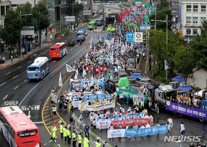 [서울=뉴시스] 조수정 기자 = 13일 오후 서울 중구 숭례문 앞에서 열린 8·15 전국노동자대회 및 자주평화통일대회 참가자들이 세종대로에서 출발, 용산 대통령실을 향해 행진하고 있다. 2022.08.13. chocrystal@newsis.com