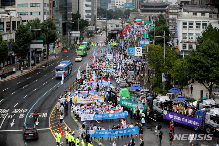 [서울=뉴시스] 조수정 기자 = 13일 오후 서울 중구 숭례문 앞에서 열린 8·15 전국노동자대회 및 자주평화통일대회 참가자들이 세종대로에서 출발, 용산 대통령실을 향해 행진하고 있다. 2022.08.13. chocrystal@newsis.com