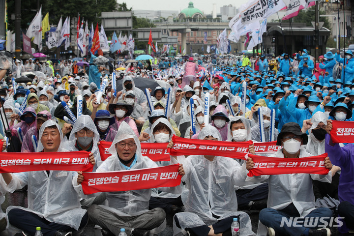 [서울=뉴시스] 조수정 기자 = 13일 오후 서울 중구 숭례문 앞에서 열린 8·15 전국노동자대회 및 자주평화통일대회에서 참가자들이 구호를 외치고 있다. 2022.08.13. chocrystal@newsis.com