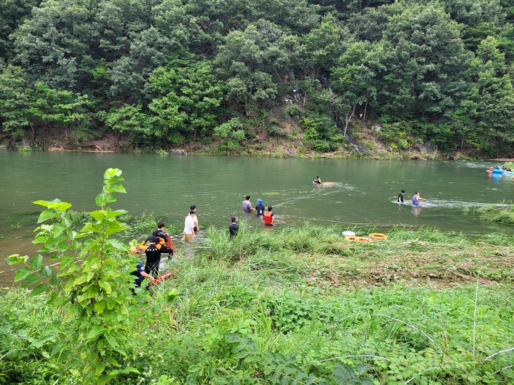 [완주=뉴시스]이동민 기자 = 전북 완주 장산천에서 물놀이를 하던 친인척 9명이 무사히 구조됐다.(전북소방본부 제공) *재판매 및 DB 금지