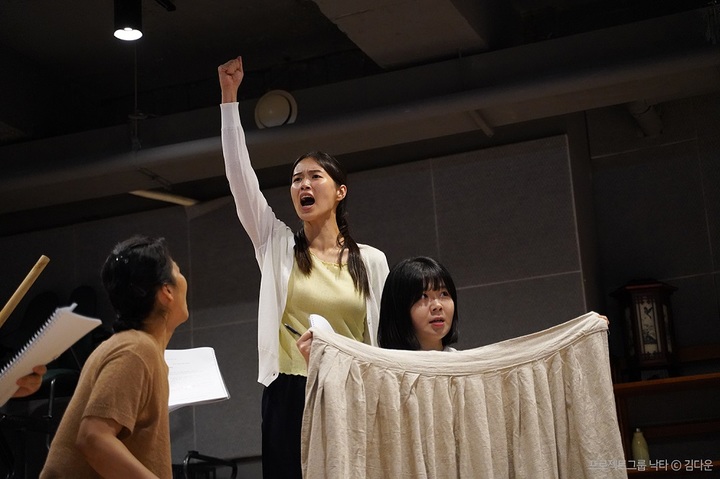 제주해녀 항일운동 담은 연극 '불턱' 연습장면. (사진=플레이티켓 제공) photo@newsis.com *재판매 및 DB 금지