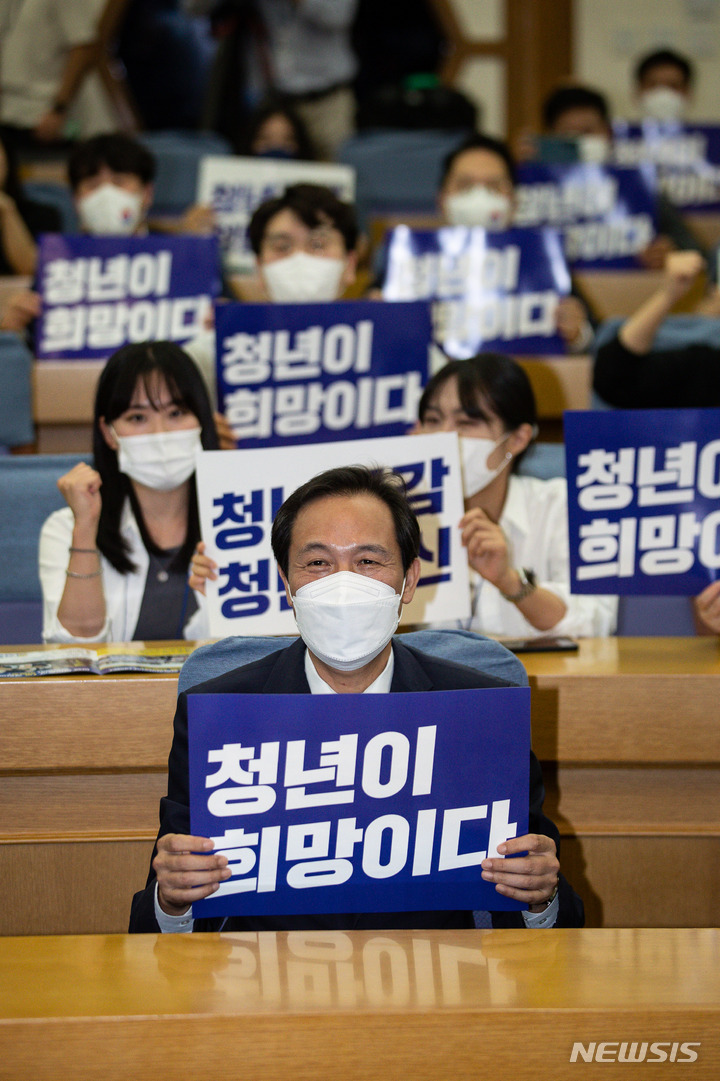 [서울=뉴시스] 김선웅 기자 = 우상호 더불어민주당 비상대책위원장과 청년당원들이 15일 서울 여의도 국회 의원회관에서 열린 민주당 전국청년당 주최 청년공감 청년소통 열린간담회에서 '청년이 희망이다' '청년공감 청년혁신'이라고 적힌 손팻말을 들고 구호를 외치고 있다. (공동취재사진) 2022.08.15. photo@newsis.com