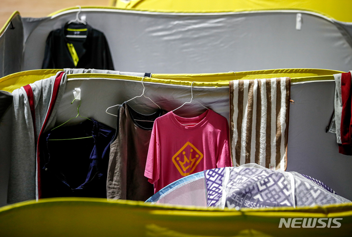 [서울=뉴시스] 정병혁 기자 = 이재민 대피소 텐트에 걸려있는 옷들. 2022.08.20. jhope@newsis.com