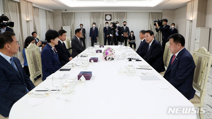 [서울=뉴시스] 홍효식 기자 = 윤석열 대통령이 19일 서울 용산 대통령실 청사에서 열린 신임 국회의장단 초청 만찬에서 발언하고 있다. 2022.08.19. yesphoto@newsis.com