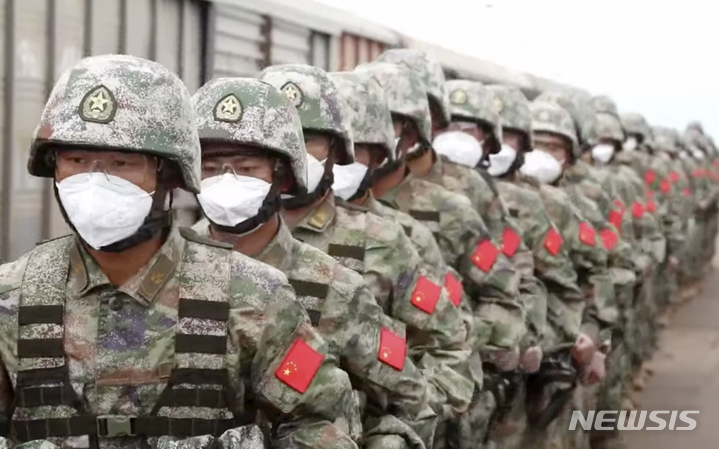 [그로데코보=AP/뉴시스] 중국이 러시아에서 열리는 군사훈련에 육·해·공군 병력 2000여 명과 각종 무기와 장비를 파견했다. 지난 29일 러시아 국방부가 공개한 사진으로 '보스토크(동방)-2022' 훈련에 참석하기 위해 러시아 포그라니치니 그로데코보역에 도착한 중국 군인들의 모습 2022.09.01