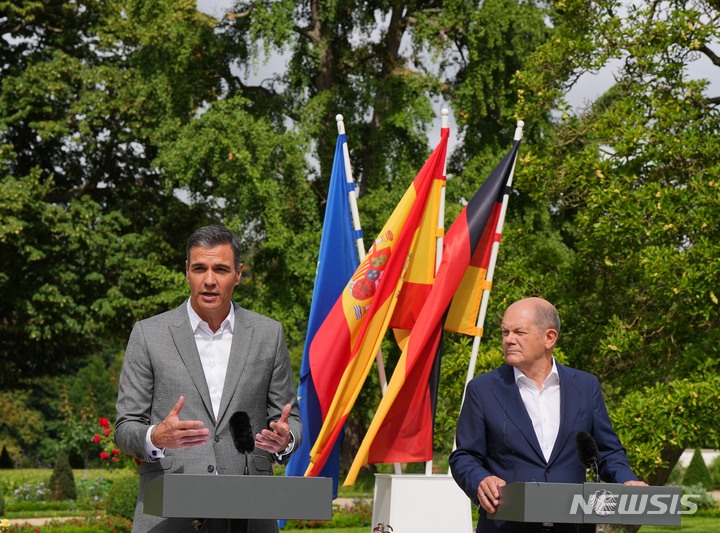[AP/뉴시스] 30일 독일 바로크 가든의 메제베르그궁에서 진행된 연방 내각의 비공개 여름 연찬회에 스페인의 페드로 산체스 총리(왼쪽)가 참석한 뒤 올라프 숄츠 독일 총리와 공동회견 하고 있다 