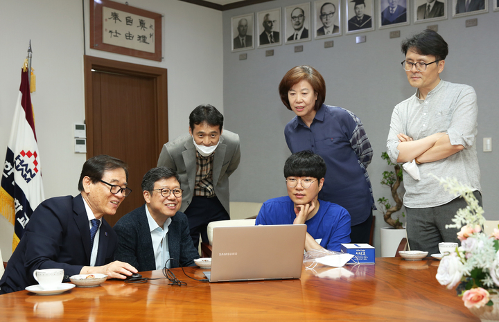 한남대 이광섭 총장(맨 왼쪽째)과 '사나고'(맨 오른쪽) *재판매 및 DB 금지