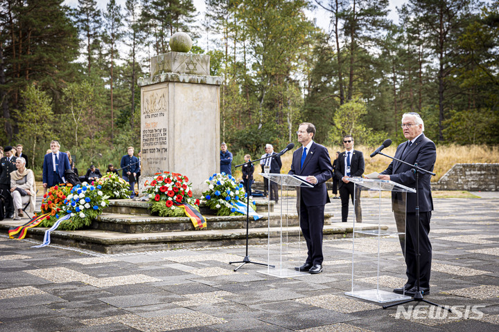 [첼레(독일)=AP/뉴시스]프랑크발터 슈타인마이어 독일 대통령(사진 오른쪽)과 이츠하크 헤르초그 이스라엘 대통령(왼쪽)이 6일(현지시간) 독일 첼레 지역의 베르겐벨젠(Bergen-Belsen) 강제 수용소 기념지 부지에서 연설하고 있다. 1945년 4월, 영국군은 5만2000명 이상이 사망한 베르겐벨젠 강제 수용소를 해방시켰다. 