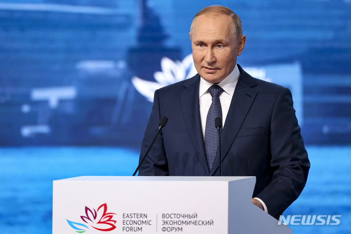 [블라디보스토크(러시아)=AP/뉴시스]블라디미르 푸틴 러시아 대통령이 7일 블라디보스토크에서 열린 동방경제포럼에 참석, 연설하고 있다. 그는 이날 우크라이나 전쟁과 관련한 서방의 러시아 제재에 대해 전 세계를 위협하는 열병이라고 비난했다. 2022.9.7