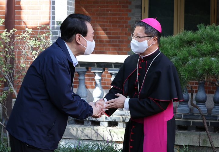 [서울=뉴시스] 홍효식 기자 = 윤석열 대통령이 추석 연휴 첫날인 9일 서울 중구 명동성당 내 무료급식소인 명동밥집에서 봉사활동에 앞서 천주교 서울대교구장 정순택 대주교를 찾아가 인사하고 있다. (대통령실통신사진기자단) 2022.09.09. yesphoto@newsis.com