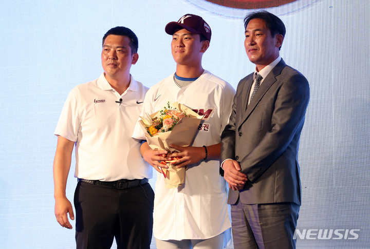 [서울=뉴시스] 이영환 기자 = 15일 오후 서울 중구 웨스틴조선호텔에서 열린 2023 KBO 신인 드래프트에서 키움 히어로즈에 1라운드 지명된 원주고 김건희가 기념촬영을 하고 있다. 2022.09.15. 20hwan@newsis.com