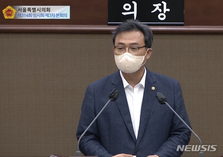 [서울=뉴시스]더불어민주당 이상훈 시의원이 16일 서울시의회 본회의에서 발언하고 있다.