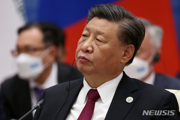[사마르칸트=AP/뉴시스]지난 16일(현지시간) 우즈베키스탄 사마르칸트에서 열린 상하이협력기구(SCO) 정상 전체 회의에 참석한 시진핑 중국 국가주석의 모습. 2022.09.29.
