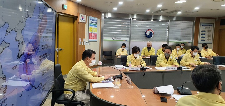 [세종=뉴시스] 김인중 농림축산식품부 차관이 18일 제14호 태풍 난마돌 북상에 대비해 농업 분야 긴급 점검회의를 주재하고 있다. (사진=농식품부 제공) *재판매 및 DB 금지