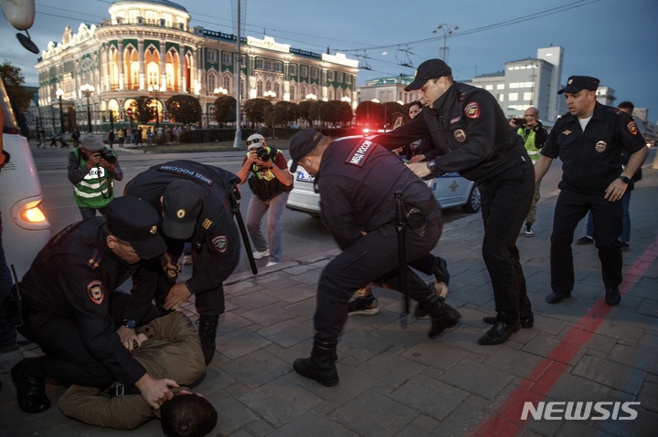 [예카테린부르크=AP/뉴시스] 21일(현지시간) 러시아 예카테린부르크에서 블라디미르 푸틴 러시아 대통령의 예비군 일부 동원령에 반대하는 시위대가 체포되고 있다. 2022.09.22.