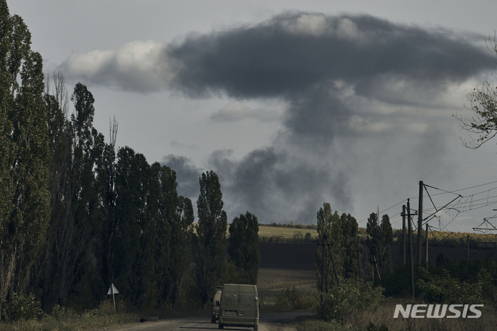 [쿠피안스크=AP/뉴시스] 우크라이나가 최근 수복한 하르키우주 쿠피안스크 전선에서 22일(현지시간) 연기가 치솟고 있다. 2022.09.23.