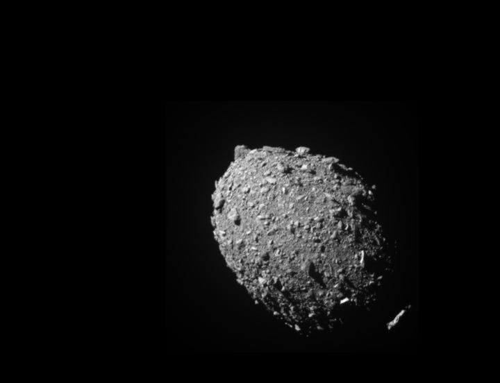 나사의 '쌍 소행성 궤도수정 실험(DART, Double Asteroid Redirection Test)' 우주선이 충돌 11초 전 포착한 소행성 '디모르포스'의 모습. 다트 우주선과 디모르포스 사이의 거리는 약 68㎞다. (사진=나사 홈페이지) *재판매 및 DB 금지