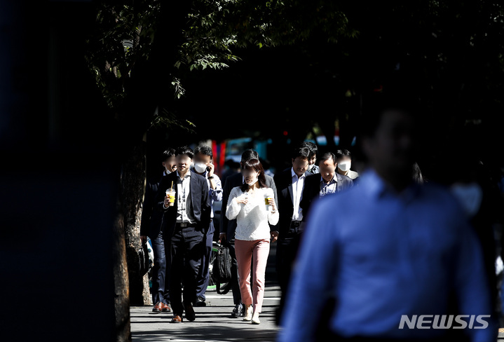 [서울=뉴시스] 정병혁 기자 = 실외 마스크 착용 의무화가 해제된 다음날인 지난 27일 오후 서울 영등포구 여의도환승센터에서 마스크를 벗은 시민들이 이동하고 있다. 2022.09.27. jhope@newsis.com