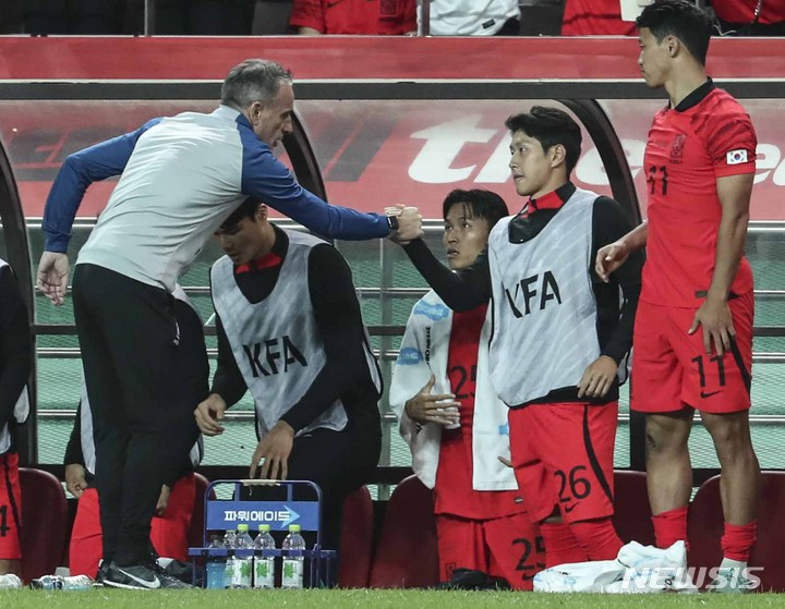 [서울=뉴시스] 김근수 기자 = 27일 오후 서울 마포구 서울월드컵경기장에서 열린 하나은행 초청 축구 국가대표 평가전 대한민국과 카메룬의 경기 종료 후, 대한민국 파울루 벤투 감독과 이강인이 서로 인사를 나누고 있다. 2022.09.27. ks@newsis.com