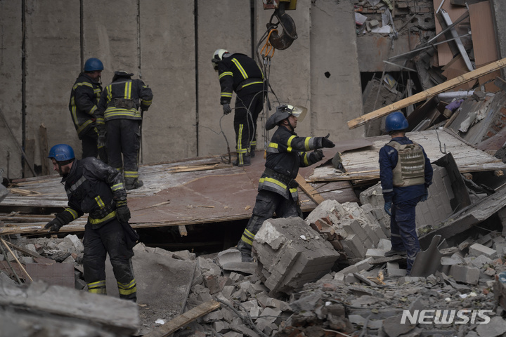 [미콜라이우카=AP/뉴시스] 지난달 28일(현지시간) 우크라이나 미콜라이우카의 한 학교에서 구조대원이 러시아군의 공격으로 파괴된 건물 잔해를 수색하고 있다. 2022.10.01.
