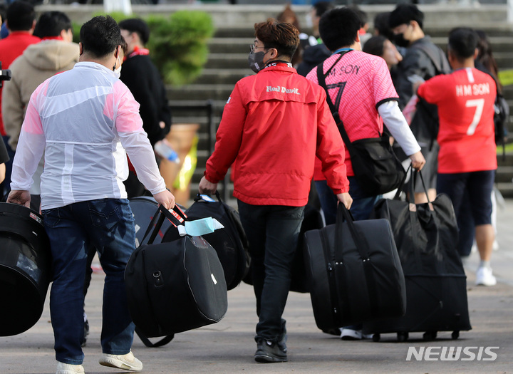 [고양=뉴시스] 백동현 기자 = 축구 국가대표 평가전 대한민국과 코스타리카의 경기가 열린 지난 23일 오후 경기 고양시 고양종합운동장에서 붉은악마 서포터즈들이 응원도구를 들고 경기장에 들어서고 있다. 2022.09.29. livertrent@newsis.com